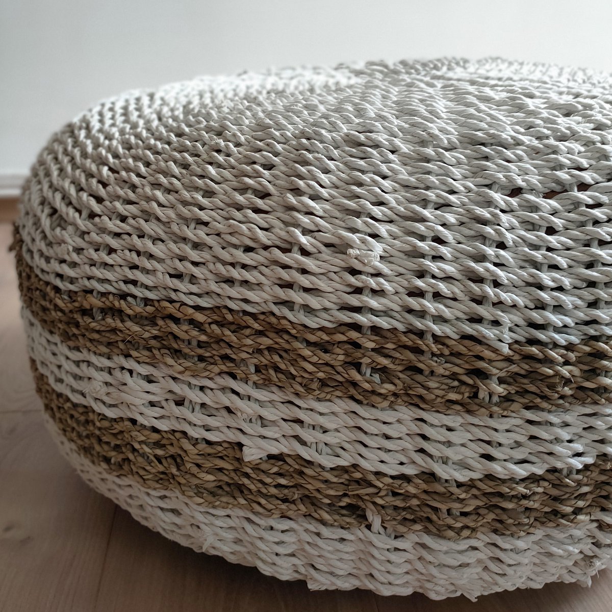 HOCKER AUS WEISSEM SEEGRAS
