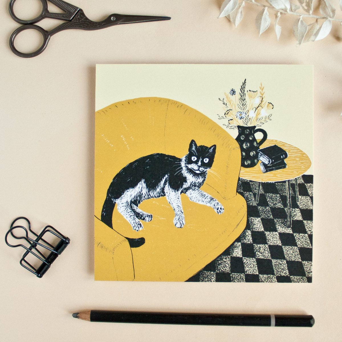Quadratische Postkarte Katze & Sessel