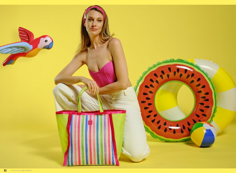 STRANDTASKE MED FLERFARVEDE STRIBER OG FRANSER assorterede farver