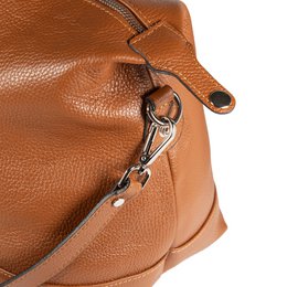 RB1029S | In Italien hergestellte Reisetasche aus echtem Leder mit verstellbarem und abnehmbarem Schultergurt. Reißverschluss und Accessoires aus glänzendem Nickelmetall – Farbe Cognac – Maße: 57 x 26 x 24 cm
