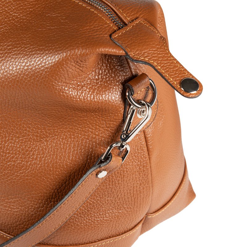 RB1029S | In Italien hergestellte Reisetasche aus echtem Leder mit verstellbarem und abnehmbarem Schultergurt. Reißverschluss und Accessoires aus glänzendem Nickelmetall – Farbe Cognac – Maße: 57 x 26 x 24 cm