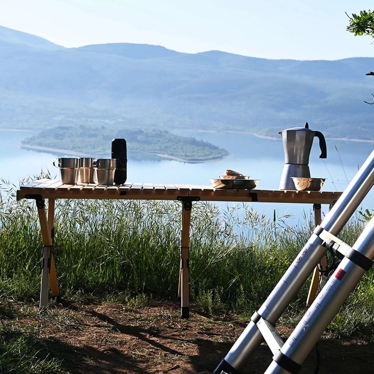 Opvouwbare houten tafel voor op de camping