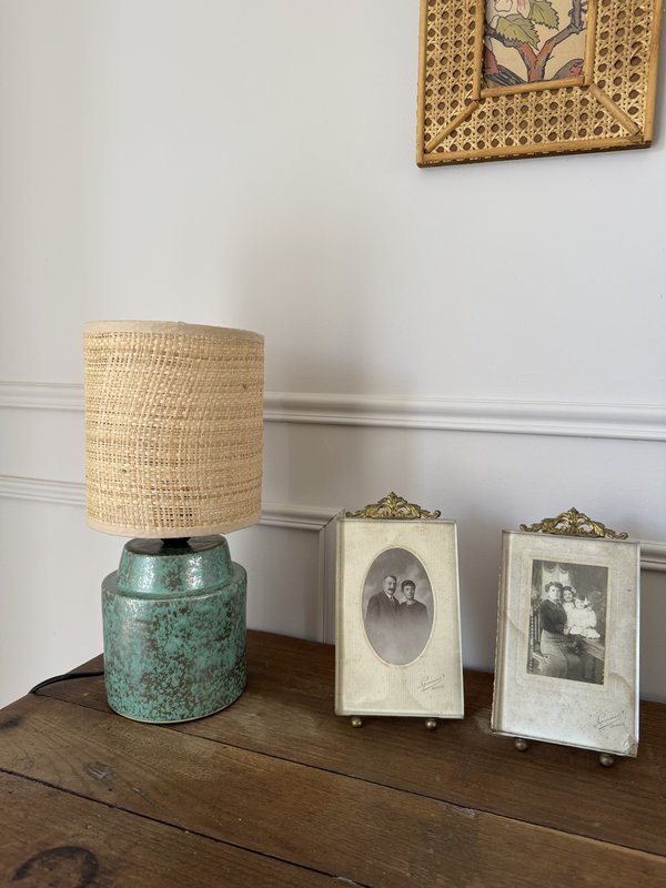 Rundgrøn keramisk bordlampe med metallisk - sølvfarvet/antik gyldne strømme med rafia/rotting trommeskygge. 34 cm meget unikt farvedesign