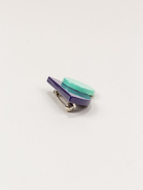 Broche laquée satellite vert menthe et violet en corne blonde