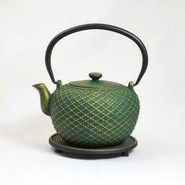 A cast iron teapot in a vibrant green color with a gold-colored lattice pattern. The teapot has a round, traditional shape and a sturdy black handle. This high-quality tea pot is perfect for brewing and serving hot tea.