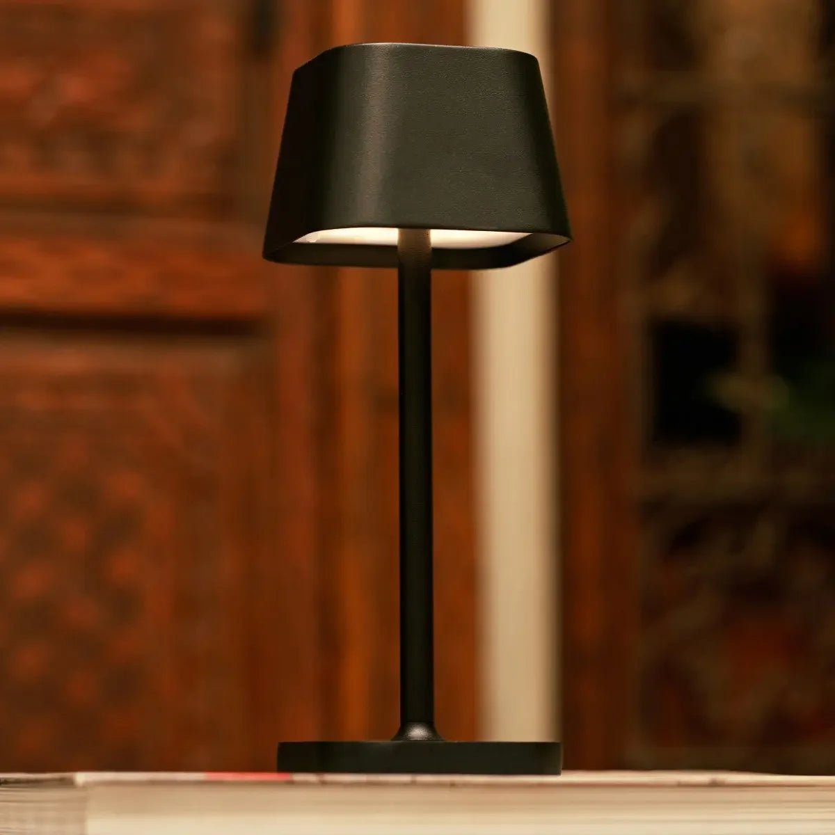 Lampe de table rechargeable noire Ava