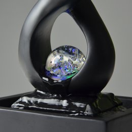 Zimmerbrunnen - Amor Black - Modern mit buntem LED-Licht - Abnehmbare Liebhaberskulptur - Zeitgenössische Innendekoration - Rotierende Kugel