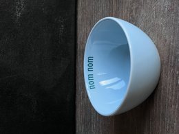 Sisi bowl, Nom Nom