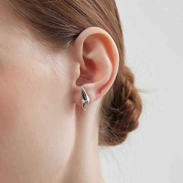 Ear Cuff in argento dal design fluido e minimalista, un paio