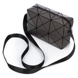 Iria Quintana ASO Crossbody Bag con diseño geométrico. 17.5x6x11.5 cm.