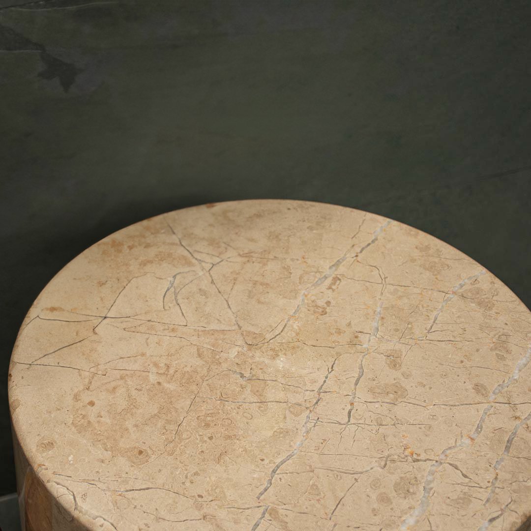 Mesa decorativa con tapa de mármol beige y ónix verde claro