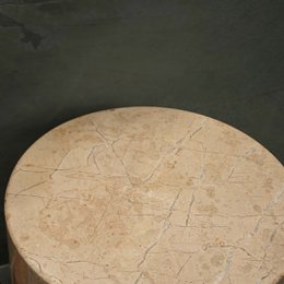 Mesa decorativa con tapa de mármol beige y ónix verde claro