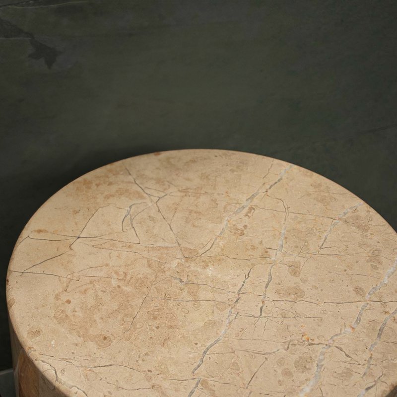Mesa decorativa con tapa de mármol beige y ónix verde claro