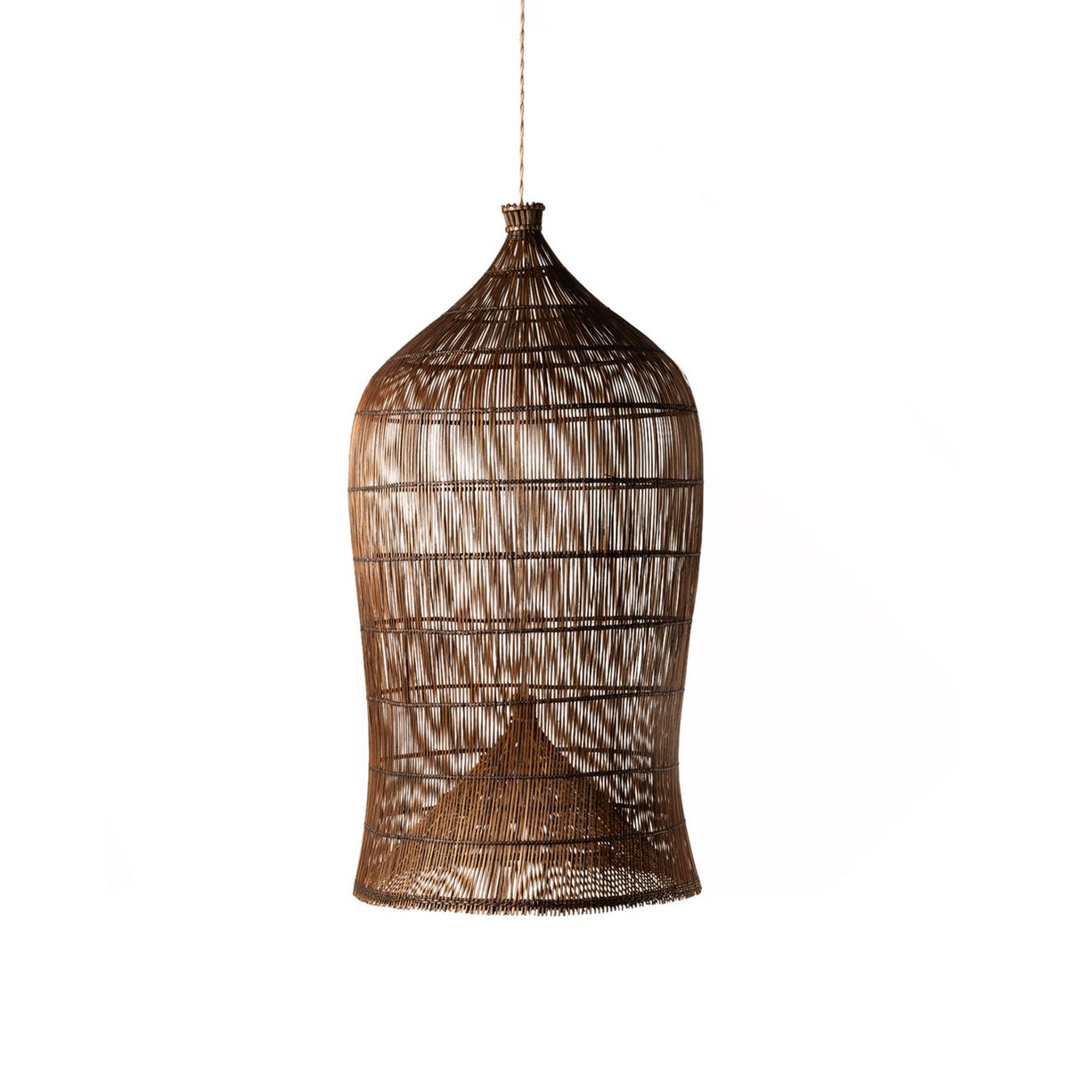Kæmpe Kamboja C loftslampe i naturrattan med klokkeform, håndvævet med mørk finish, højde 115 cm diameter 58 cm, oprindelse Indonesien