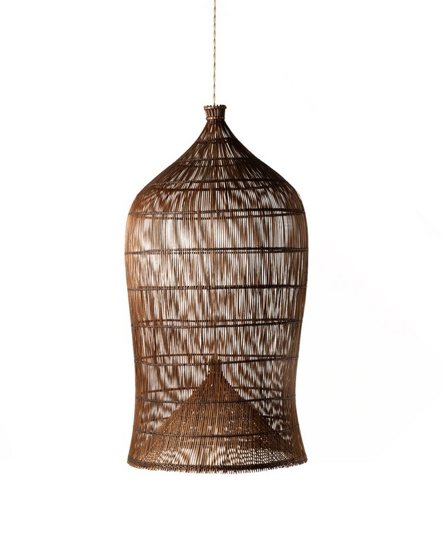 Lampada a sospensione gigante Kamboja C in rattan naturale a forma di campana, intrecciata a mano con finitura scura, altezza 115 cm diametro 58 cm, provenienza Indonesia