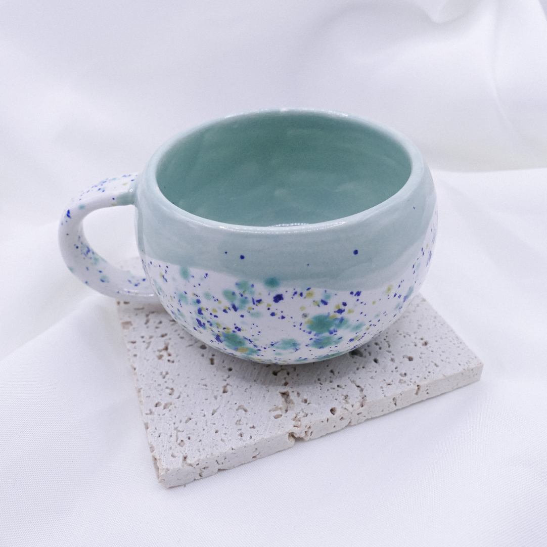Tazza con pois maculati blu dipinta a mano - tazza con punti/macchie irregolari