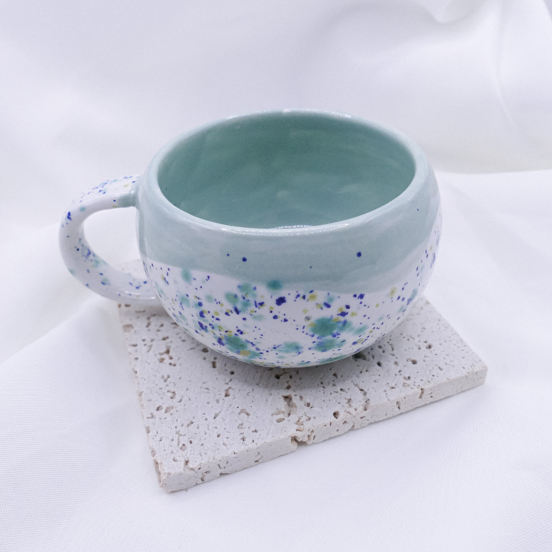 Tazza con pois maculati blu dipinta a mano - tazza con punti/macchie irregolari