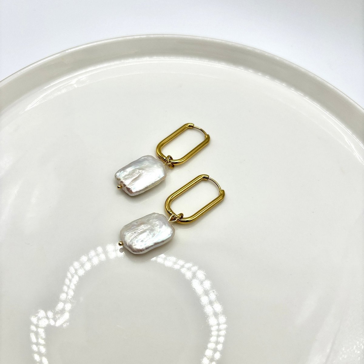 PURA - Huggie hoops con perle keshi