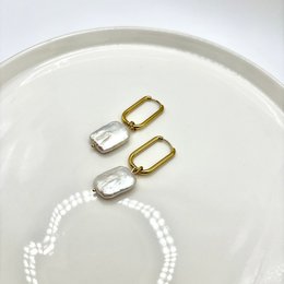 PURA - Huggie hoops with keshi pearls