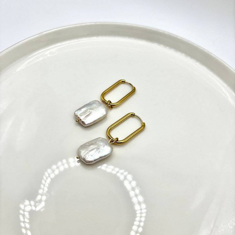 PURA - Huggie hoops with keshi pearls