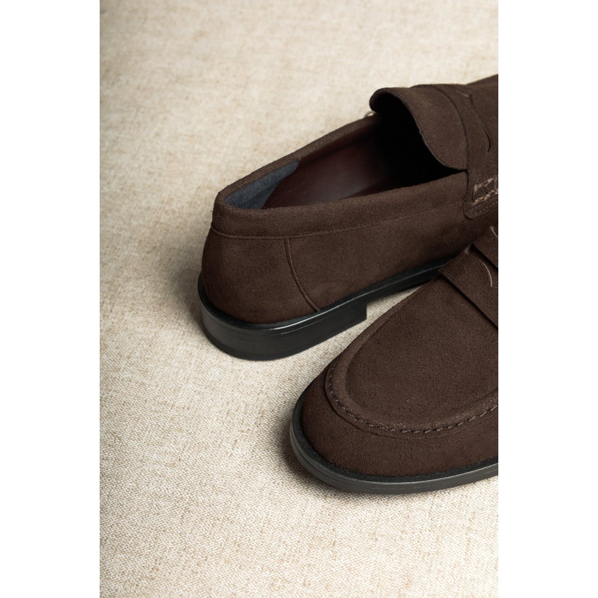 EMILIA CHOCOLATE – Penny Loafers aus Wildleder VORBESTELLUNG