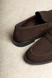 EMILIA CHOCOLATE – Penny Loafers aus Wildleder VORBESTELLUNG