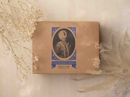 Lavender tea with 50 stems, packaged in a cardboard box with a vintage-style label featuring a portrait.