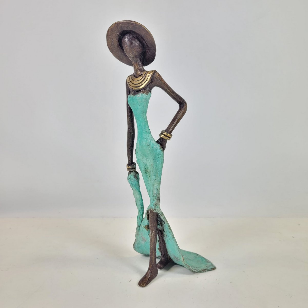 Bronzeskulptur "Femme élégante with chapeau" af Soré | forskellige størrelser og farver