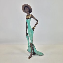 Bronze sculpture "Femme élégante with chapeau" by Soré | different sizes and colors