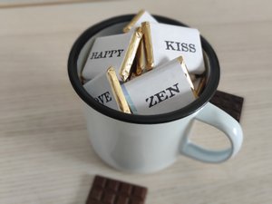 Mug + 10 "mood words" chocolates