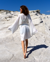 SAMSARA katoenen kimono-badjas voor spa en zwembad – lichtgewicht zomerbedekking – wit met zwart kraagdetail