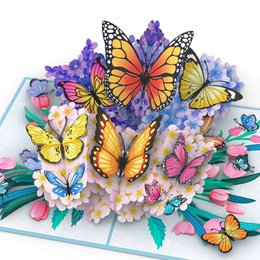 Kleurrijke vlinders op bloemen pop-upkaart