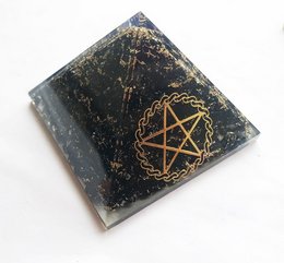 Schwarze Turmalin-Pentagramm-Orgon-Pyramide mit Charge Crysta
