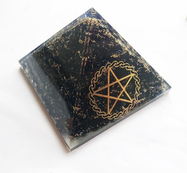 Schwarze Turmalin-Pentagramm-Orgon-Pyramide mit Charge Crysta