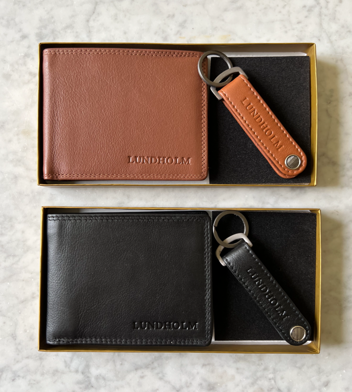 Lundholm Leder-Geldbörse für Herren in Braun und Bieröffner-Schlüsselanhänger aus echtem Leder – passendes Set in luxuriöser Geschenkbox – Vatertagsgeschenk, Vatertagsgeschenkpaket – Geschenk für Männer, Flaschenöffner, Herrengeschenke, Vatertagsgesc