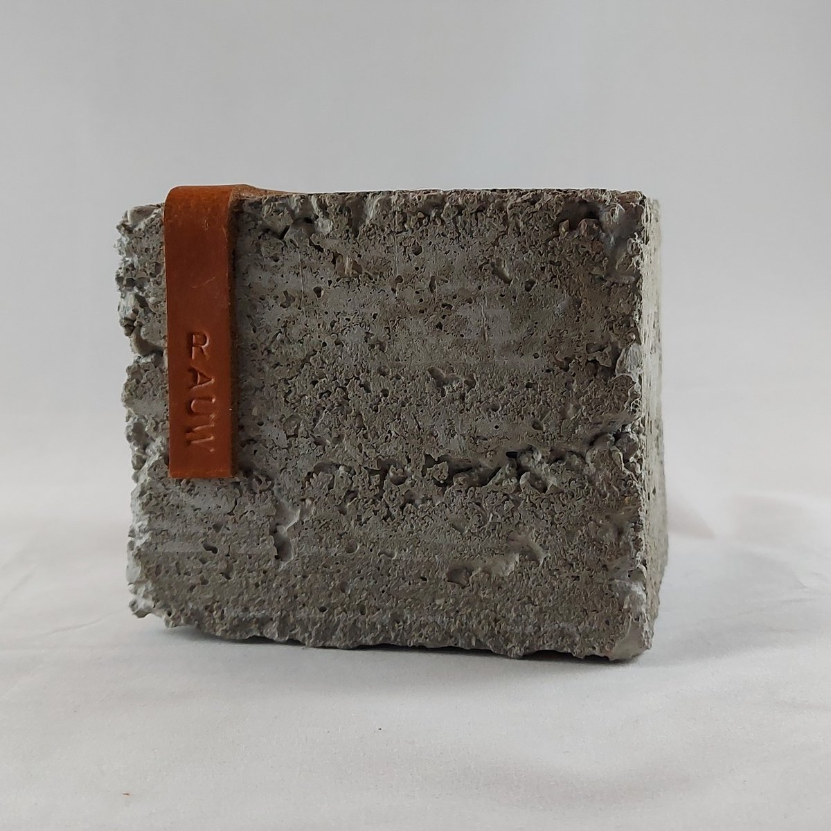 Raw Concrete Design bordlampe industriel cement flere farver