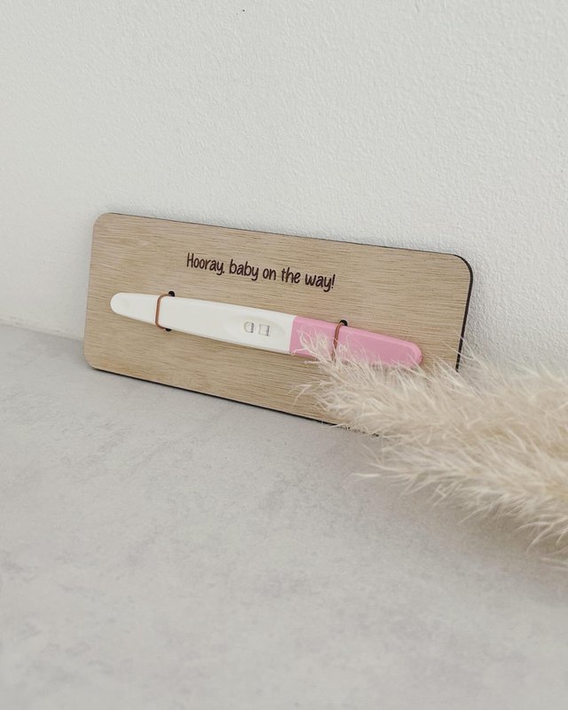 Træ graviditetsmeddelelsesskilt · Hurra, baby på vej!