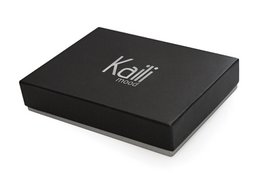 K10753AB | Sleutelhanger van echt volnerf leer, met lichte nerf. Zwarte kleur Ring van gepolijst nikkel. Totale afmetingen: 3,5 x 9 x 0,5 cm. Verpakking: stijve bodem/deksel geschenkdoos