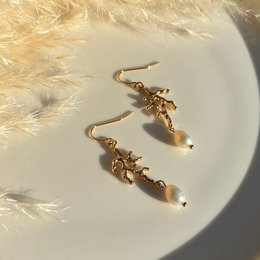 LICHT DES MEERES – Goldene Korallenohrringe mit Perle