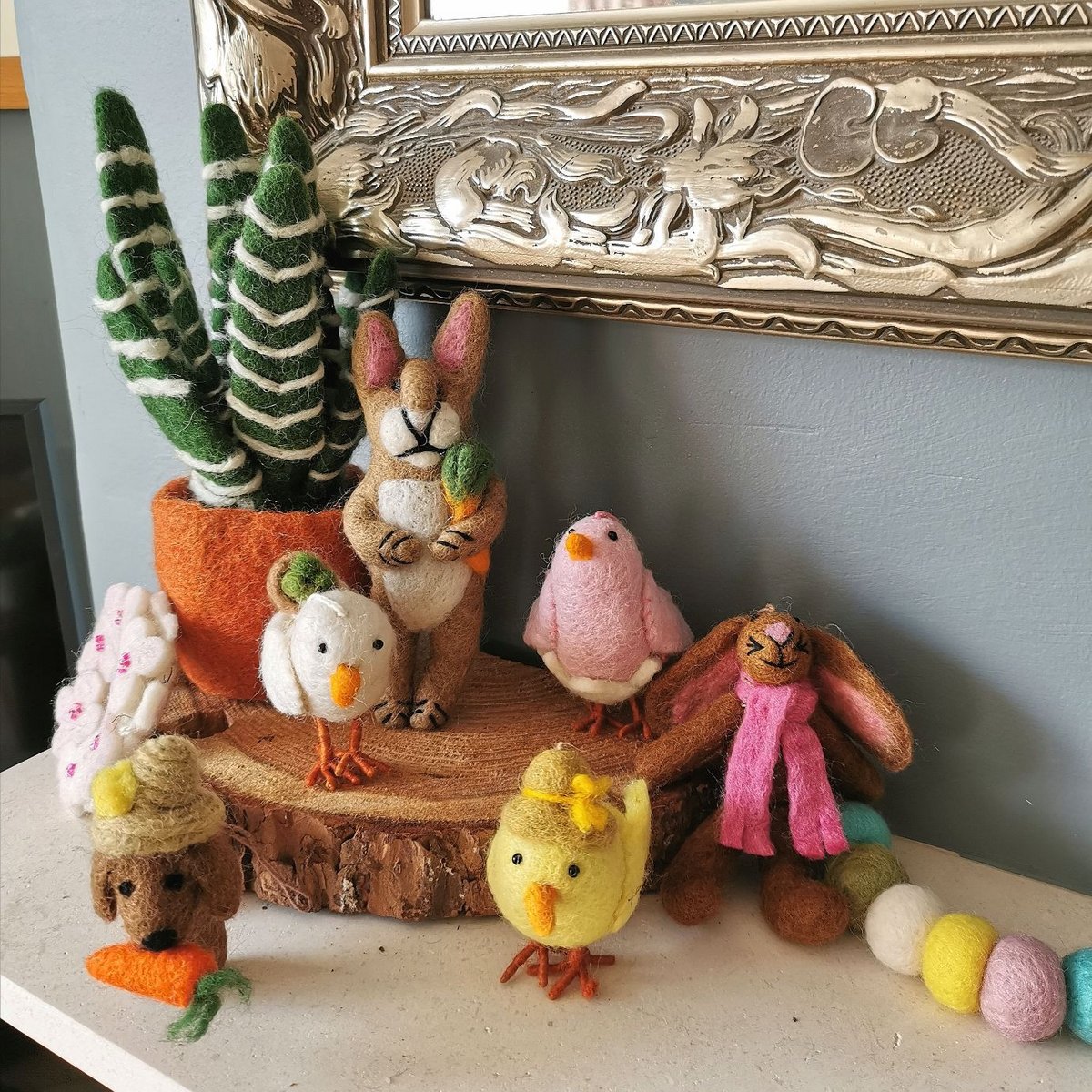 Håndlavet nålefilt Chirpy Chicks Bonnie Hanigng påskedekoration