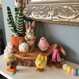 Håndlavet nålefilt Chirpy Chicks Bonnie Hanigng påskedekoration
