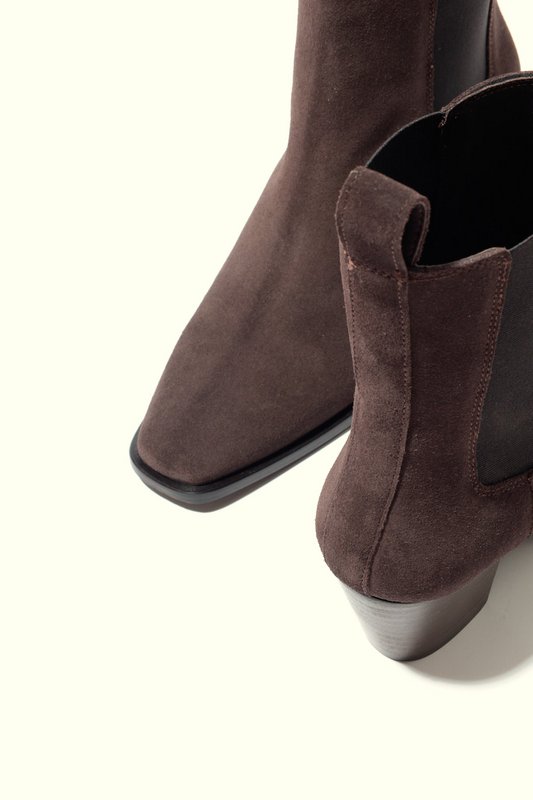 RAY CHOCOLATE – Bottines pointues à talons et bout carré avec talon sculptural