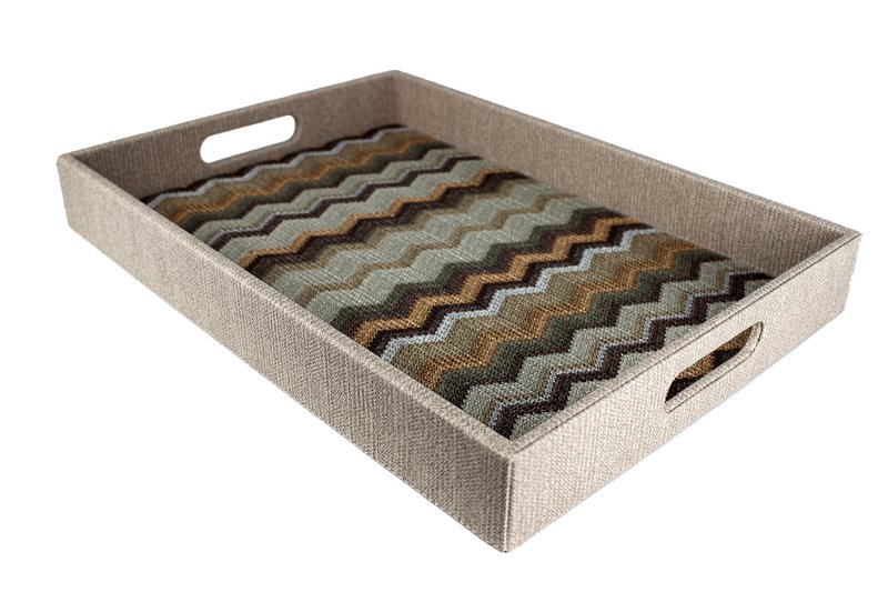 Plateau rectangulaire avec motif zigzag marron et poignées