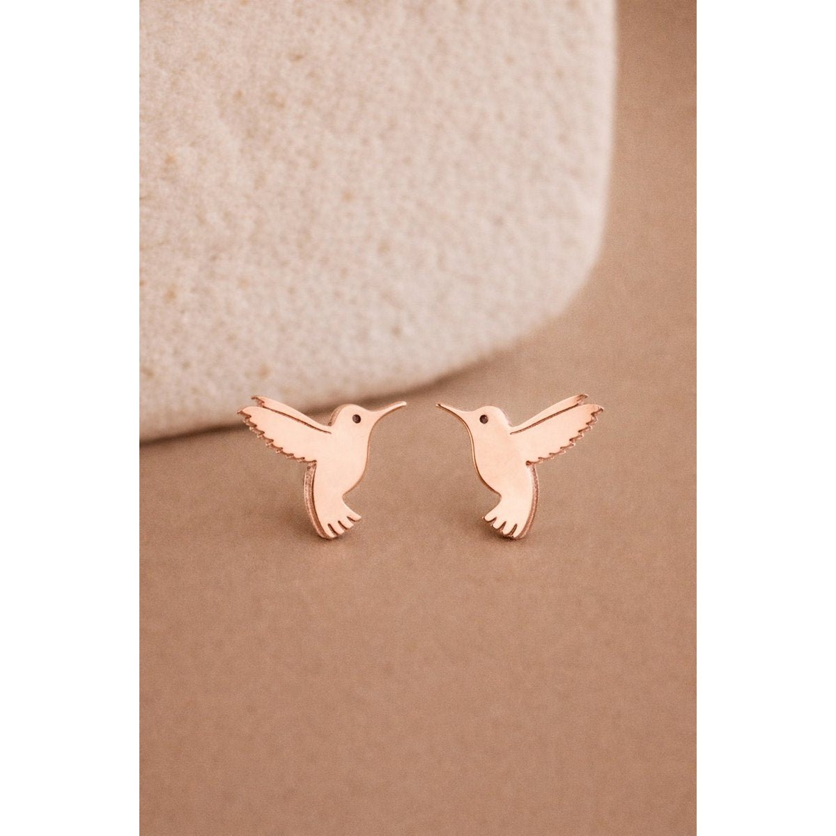 Oorbellen kolibrie roségoud stud — stainless steel 18kt PVD 0,8 cm — Lundholm Vivian in geschenkdoos