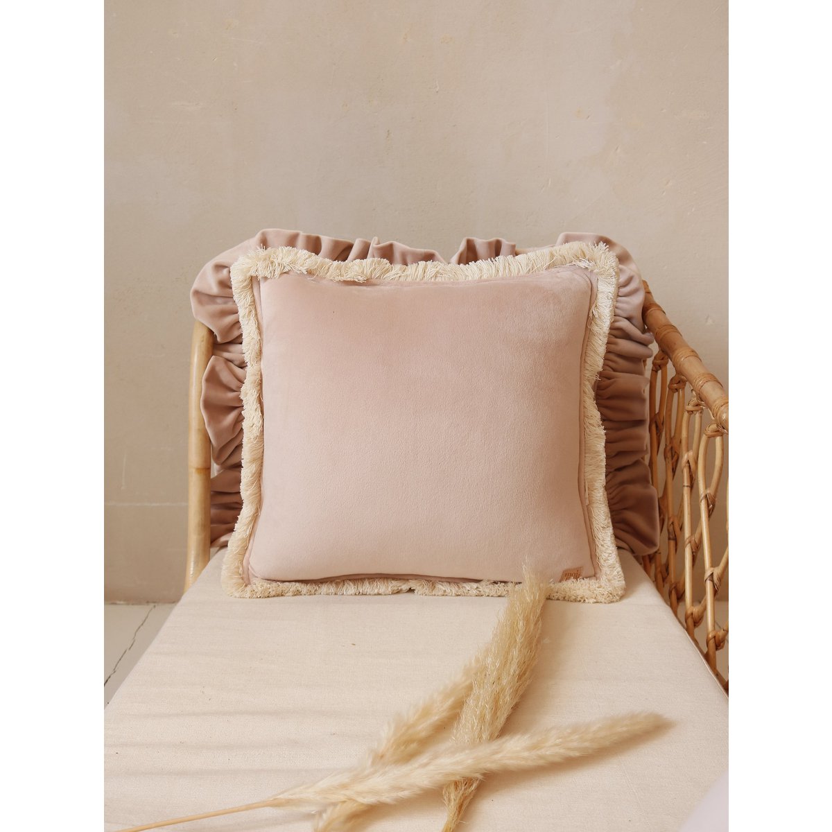 Cuscino "Latte" in morbido velluto con frange