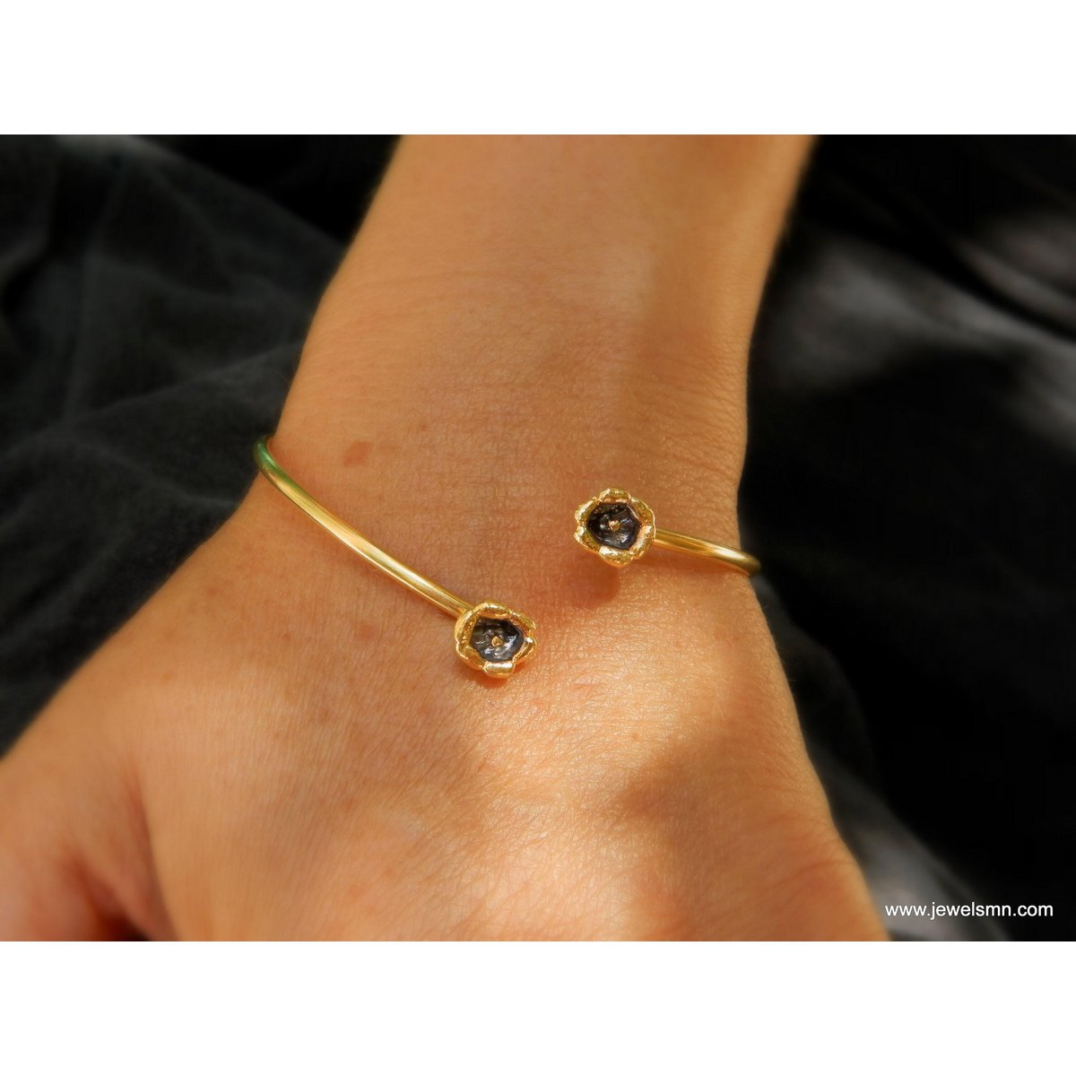 Lily Flower armmanchetarmband: 14K verguld gerecycled messing