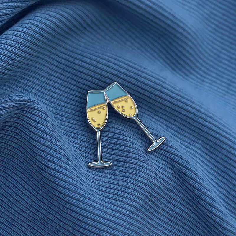 Enamel Pin "Chin Chin"