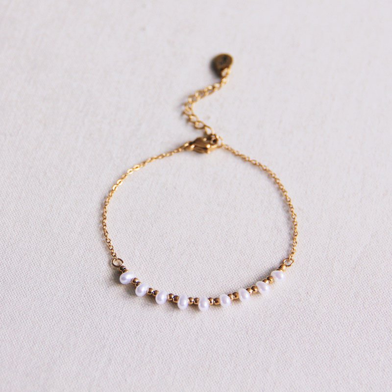 Fine stainless steel bracelet with mini pearls and beads