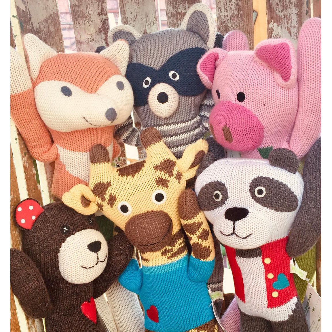 Orsetto di peluche lavorato a maglia marrone chiaro
