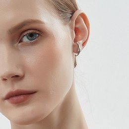 Ear Cuff in argento dal design fluido e minimalista, un paio